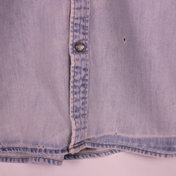 0267-Levi’s Light Wash Denim Western Snap Shirt (Men’s L/XL) - Picture 4 of 10